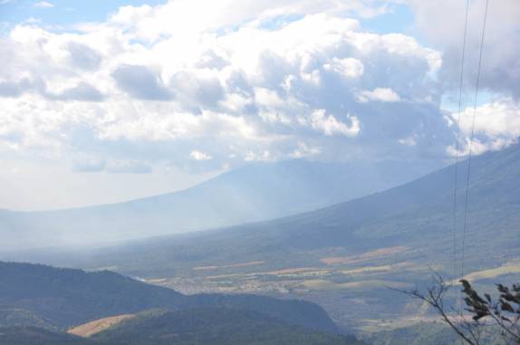 A grandiosa paisagem com duas encostas vulcânicas observadas do vulcão Pacaya, próximo à Antigua, na Guatemala